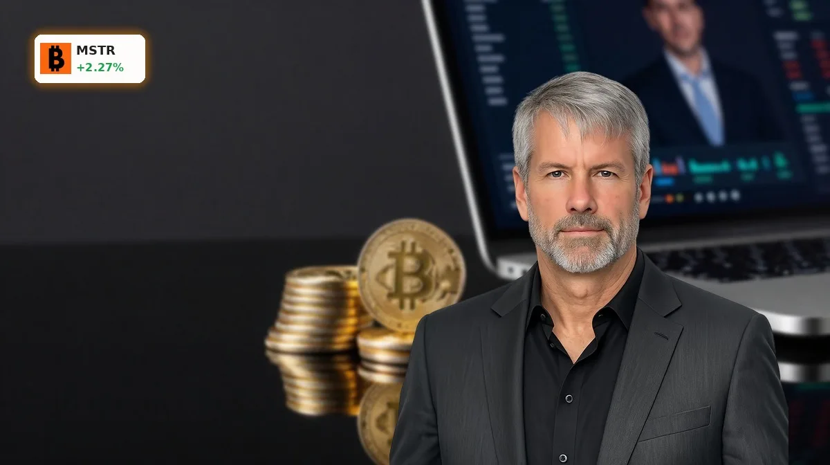 Bitcoin-Stapel vor Laptop mit Kursen symbolisiert MicroStrategy Quartal und 14,5-Mrd.-Verlust