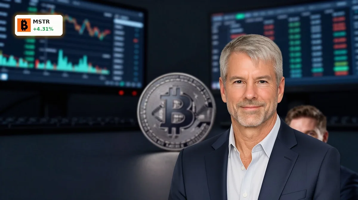 MicroStrategy Bitcoin Strategie als Hebel auf Bitcoin mit fokussierter BTC-Münze vor Trading-Desk