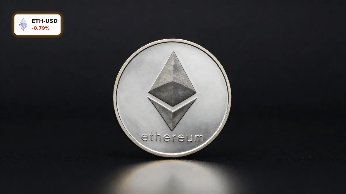 Ethereum Kursanstieg vor Fed-Sitzung und Nahost-Hoffnung 4 Ethereum Kursanstieg mit fokussierter ETH-Münze vor dunklem Hintergrund als Symbol für Fed-Risiko und Marktspannung
